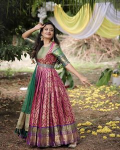 Tissu en soie Banarasi de haute qualité, tissage Zari, robe longue traditionnelle pour mariage, dupatta, tenue de soirée, conçu pour les filles magnifiques - Product Image 6