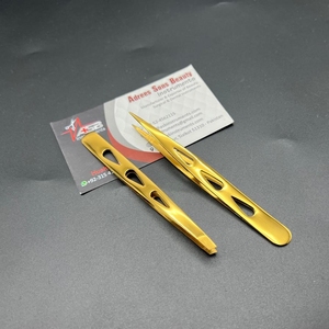 Pinzas profesionales para cejas inclinadas de acero inoxidable con puntas moldeadoras de oro de plasma con logotipo personalizado - Product Image 1