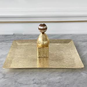 Bandeja de Servicio Decorativa de Metal Ecológica Hecha a Mano en India, Apta para Lavavajillas, para Uso en Cocina, Mesa, Restaurantes y Hogar - Product Image 1