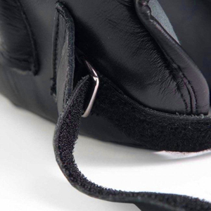 หมวกกันกระแทกสำหรับชกมวยคุณภาพสูง ทนทาน สำหรับผู้ใหญ่ สวมใส่สบาย น้ำหนักเบา ป้องกันอย่างมืออาชีพ ผลิตจากวัสดุหนังวัว - Product Image 3