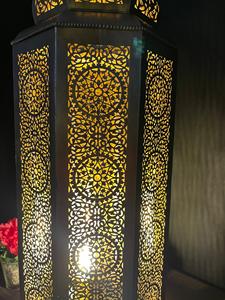 Farol de latón de inspiración marroquí hecho a mano de lujo hecho de hierro de 10 pulgadas de altura con acabado dorado y estilos perforados por KSN - Product Image 6