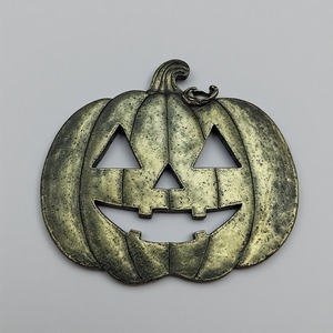 Elégante figurine de citrouille en aluminium patiné, fabriquée à la main, conçue pour le style raffiné d'Halloween avec saisonnier - Product Image 3