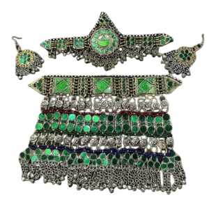 Elegantes y hermosos pendientes tradicionales inspirados en hojas verdes y doradas con detalles delicados e intrincados y numerosos. - Product Image 4