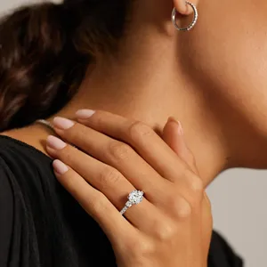 Bague de fiançailles en acier inoxydable plaqué or 14 carats avec trois pierres de moissanite taille ovale - Product Image 4