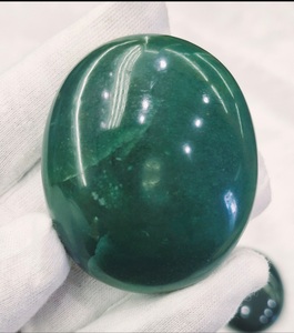 Cristal Curativo de Jade Verde, Piedra Semipreciosa Artesanal para el Equilibrio Energético, Fomenta el Coraje, la Confianza y Atrae lo Positivo - Product Image 1