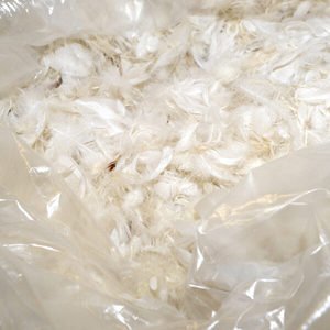 Corona de Plumas de Pato Naturales Hecha a Mano con Patrón Teñido, Decoración de Temporada para Puertas, Repisas o Paredes - Product Image 2