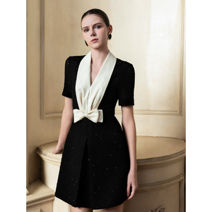 Une robe mini KELSEY classique moderne, avec une brillance délicate et une structure, avec des détails contrastés en tissu à treillis - Product Image 2