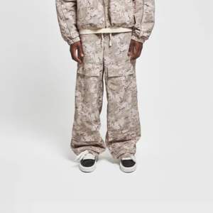 Chubasquero-Camuflaje, repelente al agua y al viento con dobladillo ajustable, capucha desmontable y ajuste recortado cuadrado - Product Image 6