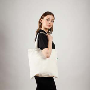 Sac fourre-tout plat tendance en toile recyclée écologique, personnalisé avec lettres sérigraphiées sur corde longue moyenne, pour usage quotidien et publicitaire - Product Image 2