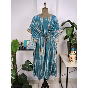 Robe kaftan de style bohème indien à imprimé artisanal avec motif batik bleu métallisé, respirante et légère, idéale comme cache-maillot de bain - Product Image 3