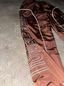 กางเกงไนลอนทรงขาบานแบบมีกระเป๋าสำหรับผู้ชาย พิมพ์โลโก้ได้ บริการ OEM น้ำหนักปานกลาง สไตล์ลำลอง มีเชือกผูก - Product Image 4