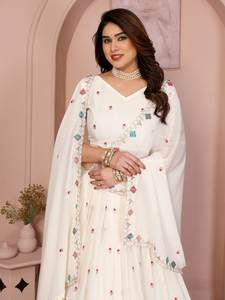 Lahenga Choli de créateur en tissu Georgette étoilé, fait main, style Maharashtra, spécial mariage et fête, qui crée un attrait universel. - Product Image 3