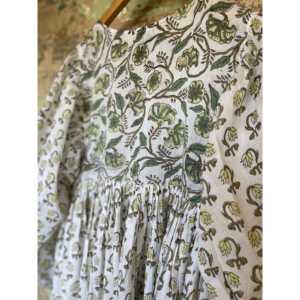 Top Estilo Bohemio con Estampado Floral en Verde Jardín para la Temporada de Primavera - Product Image 5