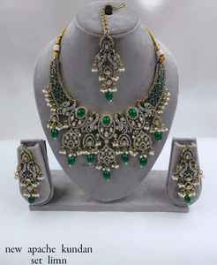 ชุดสร้อยคอโชกเกอร์ไข่มุก kundan แบบดั้งเดิมและทันสมัยแฟนซีอินเดียสำหรับผู้หญิงและเด็กผู้หญิง - Product Image 1