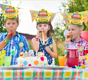 Couronnes d'anniversaire joyeux anniversaire Badge autocollants papier fête chapeaux avec bande élastique Slap Bracelet <span class=keywords><strong>maternelle</strong></span> fournitures scolaires - Product Image 1