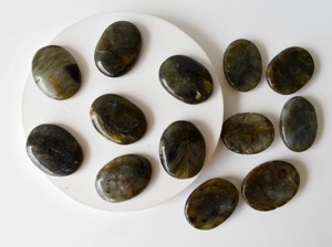 Nouvel Arrivage Pierre de la Lune Ovale Couleur Naturelle et Labradorite, Pierres de Soin Feng Shui pour Décoration, Cadeaux et Pierre de Poche - Product Image 6
