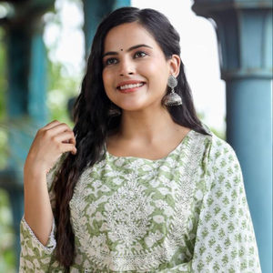 Nayra Kurti imprimé en coton de qualité supérieure beau pantalon imprimé en coton de travail brodé avec ensemble de pantalons longs Dupatta imprimés - Product Image 1