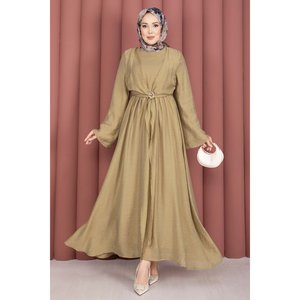 Robe Empire Confortable Vert Olive Coupe A-Line avec Broche Dorée et Boléro Intégré, Style Modeste en Crochet Pailleté pour Invitées de Mariage et Soirées - Product Image 4