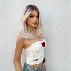 Perruque synthétique bouclée mi-longue blond clair Roxy-DWY avec dentelle transparente, raie libre et racines intégrées - Product Image 4