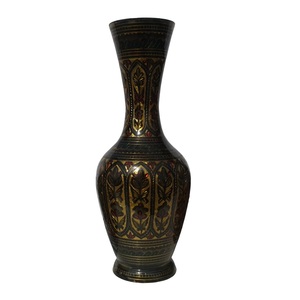 Vase à fleurs décoratif en laiton de haute qualité avec gravure en or et peinture noire finie pour la décoration de table - Product Image 3