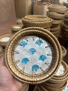 Plateau en rotin vietnamien traditionnel avec incrustation de nacre colorée à des fins de service décoratif - Product Image 4