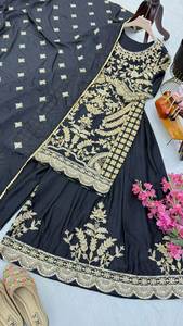 Ensemble haut et bas en tissu de soie jacquard de créateur de mode pakistanaise pour les mariées, spécial fête Karva Chauth, avec travail de dentelle et dupatta - Product Image 6