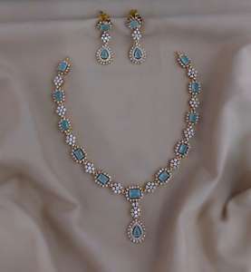 Conjunto de Collar con Acabado Mate de Circonita Cúbica para Niñas, Diseño Contemporáneo, Joyería de Circonita Cúbica para Fiestas y Bodas, Material de Latón - Product Image 1