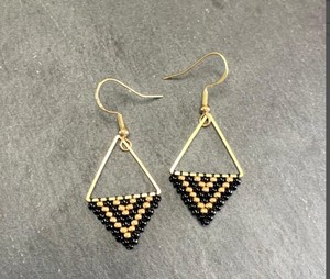 Boucles d'oreilles perlées Triangle noir et or/Triangle géométrique doré - Product Image 2