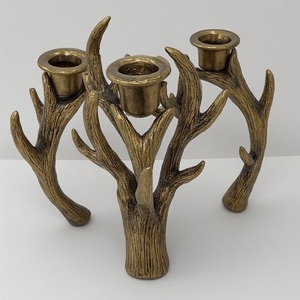 Portavelas de cuerno de aluminio de primera calidad con superficie de pátina plateada artesanal que ofrece acento decorativo para interiores - Product Image 4