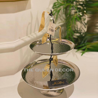 Présentoir à gâteau antique fini avec un design de moulage en métal d'aspect luxueux, parfait pour les mariages et les utilisations de présentoir de gâteau de table vintage