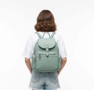 Sac à dos en cuir véritable au design élégant pour femmes avec boucle à rabat et plusieurs poches pour l'école, le collège et l'usage quotidien - Product Image 6