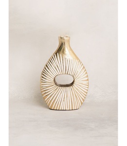 Magnifique vase à fleurs décoratif en aluminium plaqué or au design moderne, accessoire décoratif pour la maison et les mariages, Inde - Product Image 1