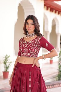 Elegante Conjunto Lehenga Choli de Seda Vichitra Color Granate, Completamente Cosido y Elástico, con Lentejuelas y Bordado de Hilo, Diseño de Alta Costura para Bodas - Product Image 4