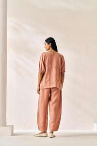 Ensemble coordonné élégant en couleur pêche blush pour femmes, comprenant un haut uni à coupe décontractée et un pantalon large assorti, conçu pour un style effortless. - Product Image 3