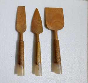 Ensemble élégant de 4 couteaux à fromage avec manche en bois naturel et résine, écologique, passe au lave-vaisselle, design moderne personnalisé - Product Image 5