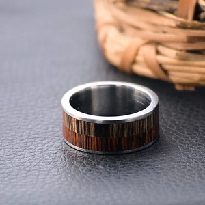 Bague en acier inoxydable faite à la main avec belle boîte cadeau cadeau de mariage personnalisé pour cadeau personnel ou d'anniversaire - Product Image 3