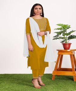 Charme contemporain: robe pour femmes-styles modernes imprégnés de confort, idéal pour des transitions sans effort du jour au soir - Product Image 3