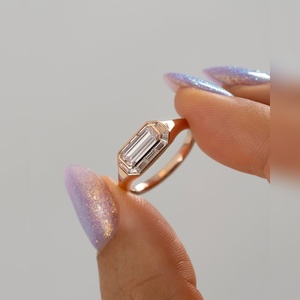 Anillo de Diamantes Baguette de Oro de 10K, 14K y 18K, Plata y Platino, Estilo Sello, Joyería de Compromiso de Lujo, Proveedor Mayorista - Product Image 1