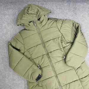 Chaqueta larga para mujer al por mayor, chaqueta de plumón con capucha para mujer a precio de fábrica, en stock de prendas confeccionadas de Bangladesh - Product Image 4