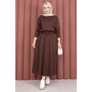 Ensemble décontracté deux pièces marron café pour femme avec détails poches, haut court et jupe, disponible en tailles XS, XXS, XL - Product Image 3