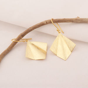 Nouveaux bijoux de mode plaine poli boucle d'oreille finition brossée laiton plaqué or design fantaisie breloques balancent boucle d'oreille cadeau pour les femmes - Product Image 1