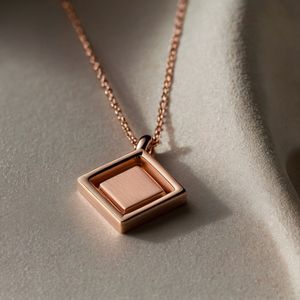 Pendentif en forme de cœur personnalisable, collier moderne minimaliste pour fête, or massif 10K 14K 18K - Product Image 3