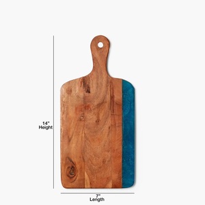 Tabla de cortar de madera de resina epoxi pulida hecha a mano, tabla de cortar decorativa para el hogar tallada con estilo de amor único - Product Image 3
