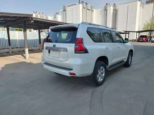 PRADO SUV d'occasion 2021-2022, automatique, conduite à gauche, transmission intégrale, sièges en cuir, régulateur de vitesse adaptatif, pneus R21, intérieur clair, éclairage LED - Product Image 5