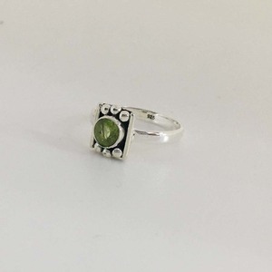 Anillo clásico de ajuste de bisel de plata de ley 925 con corte de peridoto verde para bodas o fiestas para chicas lindas - Product Image 5