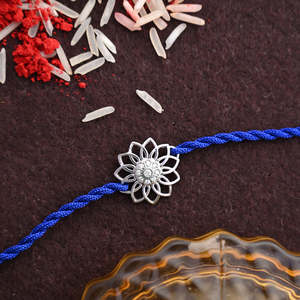 Rakhi floral argenté avec Roli Chawal, bijou culturel de collection pour frères - Product Image 2