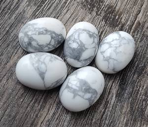 หินอัญมณีสีขาวทรงรีทรงรีหลวมฮาวไลท์สีขาวเหมือนผลึกหลังเรียบได้รับการรับรองจาก IGI AAA + - Product Image 4