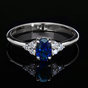 แหวนผู้หญิงทองคำขาว 14K ชุบโรเดียม ดีไซน์สามเม็ดทรงเรียว ประดับเพชรทรงกลมเจียระไนแบบบริลเลียนท์ธรรมชาติ - Product Image 1