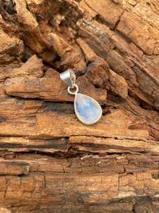 Colgante de piedra lunar blanca hecho a mano, plata de ley 925, mini gema, joyería elegante y única, regalo para mujeres y hombres - Product Image 5