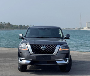 Nissan Patrol 2023 en bon état, conduite à droite, moteur essence V8 5,6 L (298 kW/560 Nm), boîte automatique 7 vitesses - Product Image 1